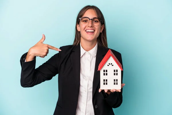 Giovane Donna Affari Possesso Una Casa Giocattolo Isolato Sfondo Blu — Foto Stock