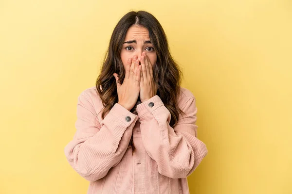 Mujer Joven Caucásica Aislada Sobre Fondo Amarillo Cubriendo Boca Con —  Fotos de Stock