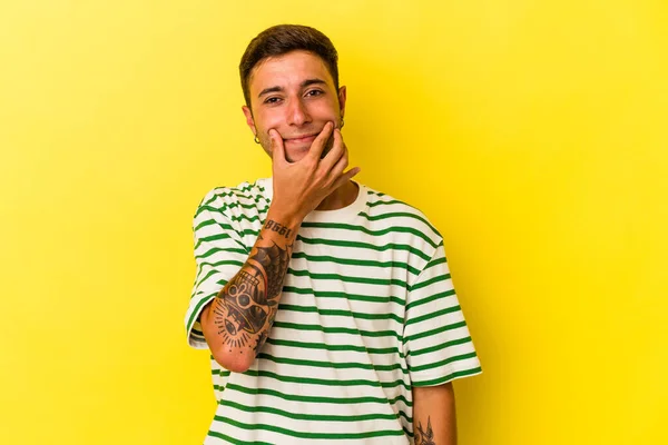 Jonge Blanke Man Met Tatoeages Geïsoleerd Gele Achtergrond Twijfelend Tussen — Stockfoto