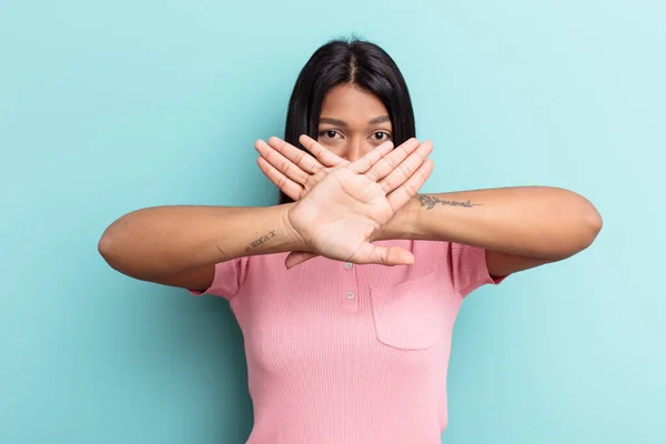 Joven Venezolana Aislada Sobre Fondo Azul Haciendo Gesto Negación —  Fotos de Stock