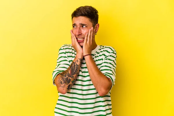 Young Caucasian Man Tattoos Isolated Yellow Background Scared Afraid —  Fotos de Stock
