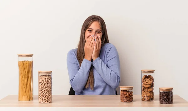 Jovem Caucasiana Sentada Uma Mesa Com Panela Comida Isolada Fundo — Fotografia de Stock