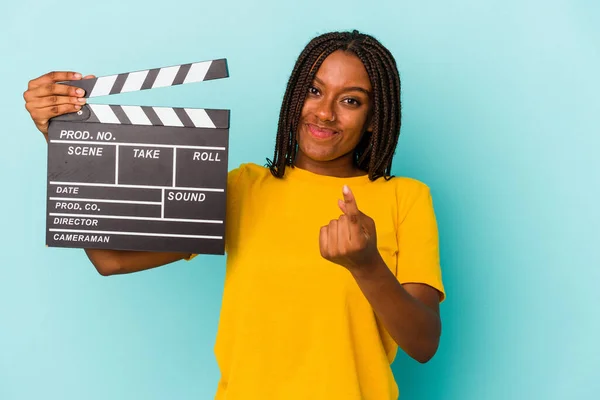 Jonge Afro Amerikaanse Vrouw Met Een Klapbord Geïsoleerd Blauwe Achtergrond — Stockfoto