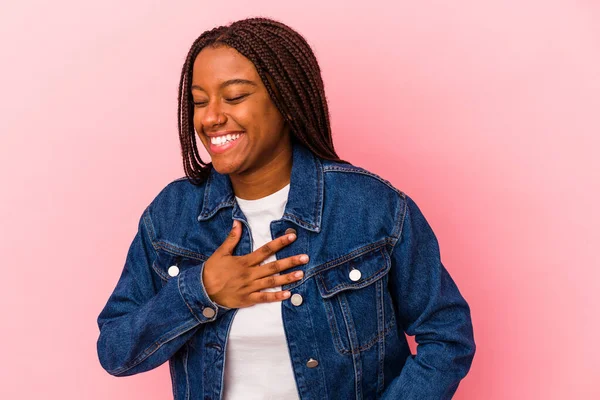 Jonge Afro Amerikaanse Vrouw Geïsoleerd Roze Achtergrond Lachen Houden Handen — Stockfoto