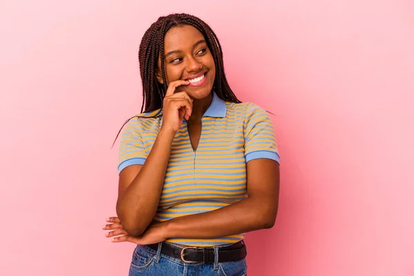 Fiatal Afro Amerikai Elszigetelt Rózsaszín Háttér Nyugodt Gondolkodás Valami Nézi — Stock Fotó