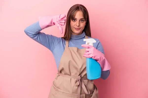 Jonge Blanke Schonere Vrouw Die Spray Geïsoleerd Houdt Een Roze — Stockfoto