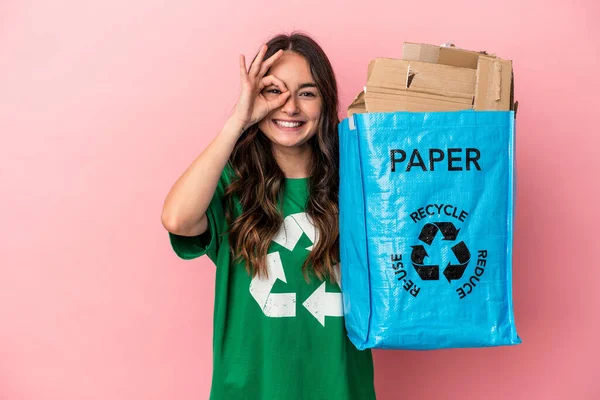 Joven Mujer Caucásica Papel Reciclado Aislado Sobre Fondo Rosa Emocionado — Foto de Stock