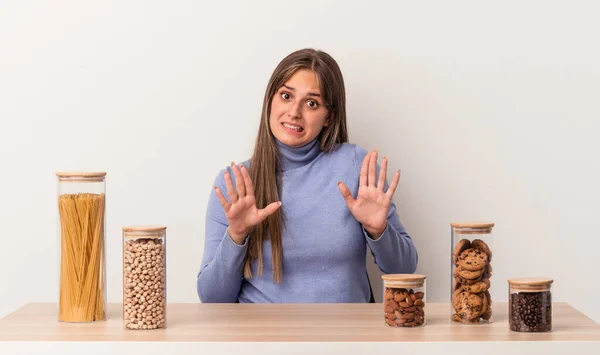 Jovem Caucasiana Sentada Uma Mesa Com Panela Comida Isolada Fundo — Fotografia de Stock