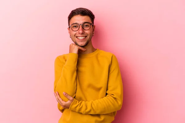 Jovem Caucasiano Com Tatuagens Isoladas Fundo Amarelo Sorrindo Feliz Confiante — Fotografia de Stock