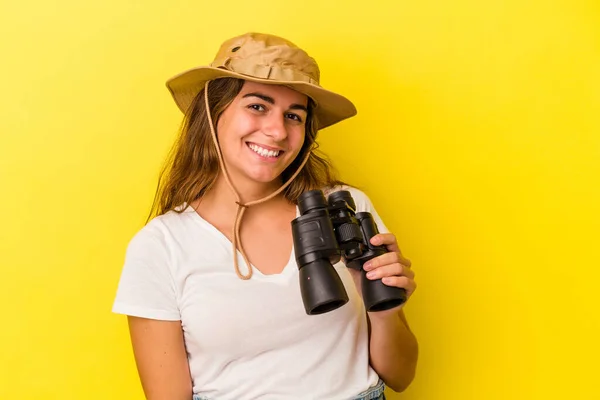 Mulher Branca Jovem Segurando Binóculos Isolados Fundo Amarelo Feliz Sorridente — Fotografia de Stock