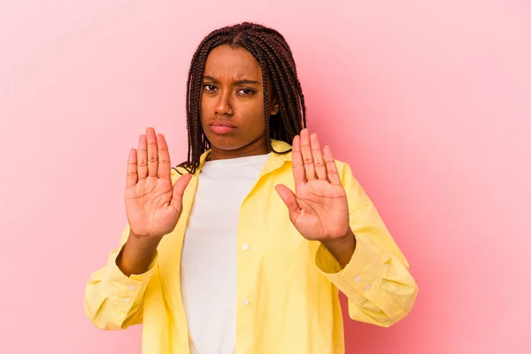 Junge Afrikanisch Amerikanische Frau Isoliert Auf Rosa Hintergrund Stehend Mit — Stockfoto