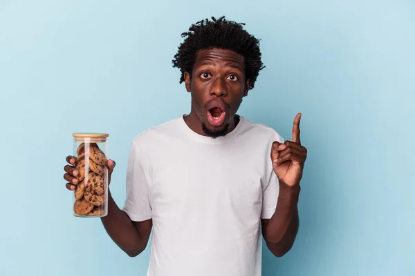 Young African American Man Holding Chocolate Chips Cookies Isolated Blue — 스톡 사진