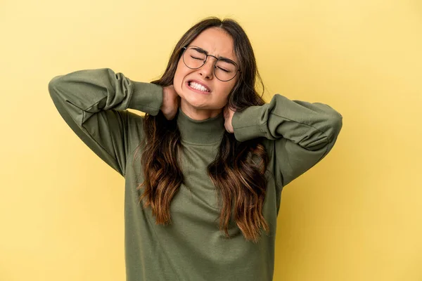 Mujer Joven Caucásica Aislada Sobre Fondo Amarillo Sufriendo Dolor Cuello —  Fotos de Stock