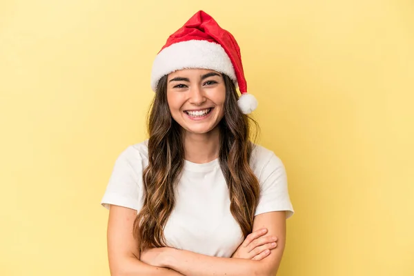 Νεαρή Λευκή Γυναίκα Γιορτάζει Χριστούγεννα Απομονωμένη Κίτρινο Φόντο Γελώντας Και — Φωτογραφία Αρχείου