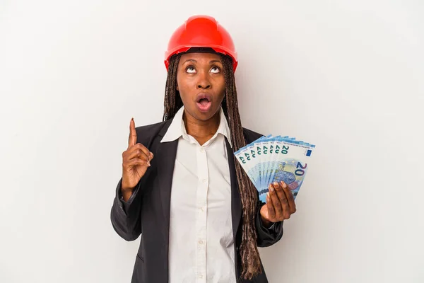 Молодая Африканская Американская Архитектор Женщина Держит Счета Изолированы Белом Фоне — стоковое фото