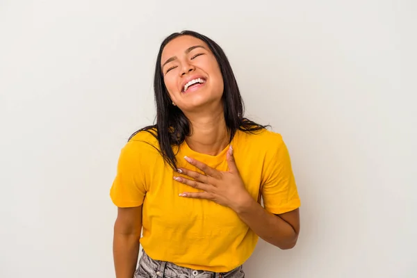 Beyaz Arka Planda Izole Edilmiş Genç Latin Kadın Yüksek Sesle — Stok fotoğraf