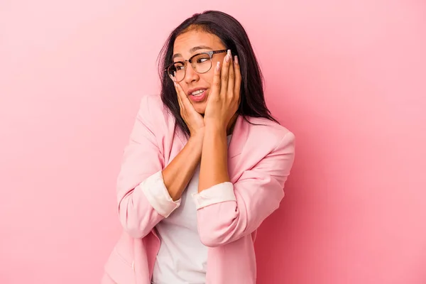 Giovane Donna Latina Isolata Sfondo Rosa Spaventata Spaventata — Foto Stock