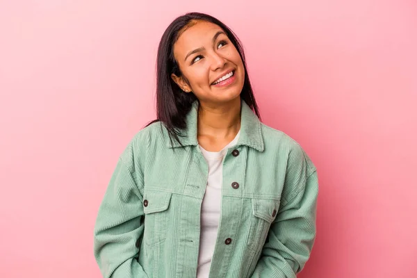 Jong Latijn Vrouw Geïsoleerd Roze Achtergrond Ontspannen Gelukkig Lachen Nek — Stockfoto