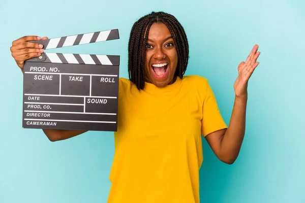 Jeune Femme Afro Américaine Tenant Clapperboard Isolé Sur Fond Bleu — Photo