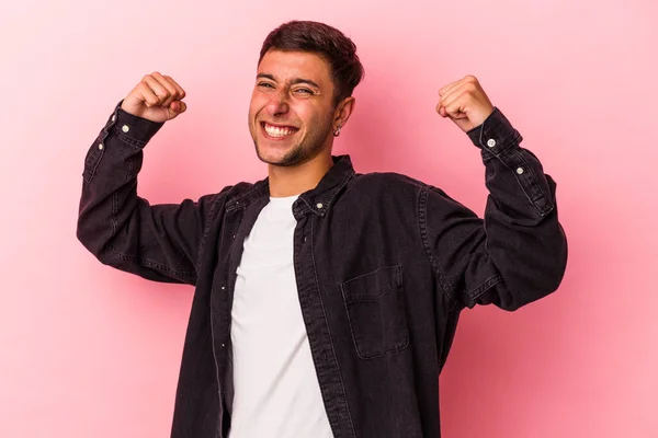 Junger Kaukasischer Mann Mit Tätowierungen Auf Gelbem Hintergrund Der Unbeschwert — Stockfoto