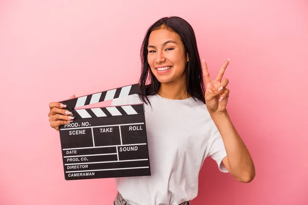 Mulher Latina Jovem Segurando Clapperboard Isolado Fundo Rosa Mostrando Número — Fotografia de Stock