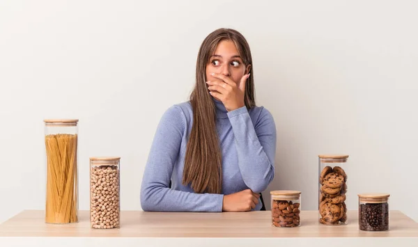 Mulher Caucasiana Jovem Sentada Uma Mesa Com Panela Comida Isolada — Fotografia de Stock