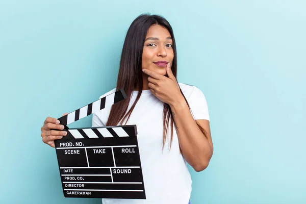 Joven Venezolana Sosteniendo Una Tabla Aislada Sobre Fondo Azul Mirando — Foto de Stock