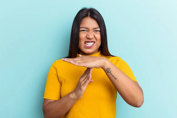 Jonge Venezolaanse Vrouw Geïsoleerd Blauwe Achtergrond Tonen Een Timeout Gebaar — Stockfoto