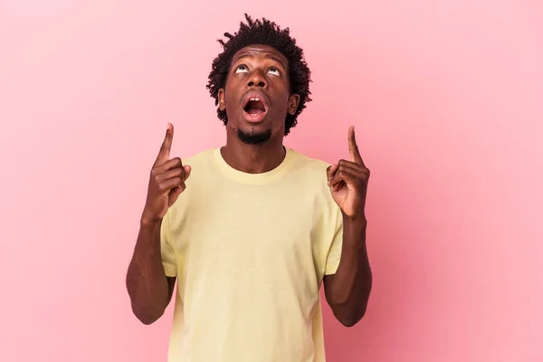 Jong Afrikaans Amerikaans Man Geïsoleerd Roze Achtergrond Wijzend Ondersteboven Met — Stockfoto