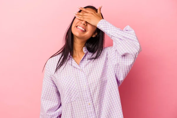 Mujer Latina Joven Aislada Sobre Fondo Rosa Cubre Los Ojos —  Fotos de Stock