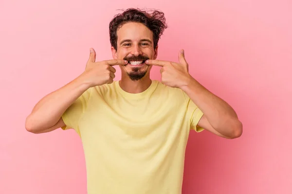 Νεαρός Καυκάσιος Άνδρας Απομονωμένος Ροζ Φόντο Χαμογελά Δείχνοντας Δάχτυλα Στόμα — Φωτογραφία Αρχείου