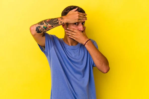 Young Caucasian Man Tattoos Isolated Yellow Background Blink Camera Fingers —  Fotos de Stock