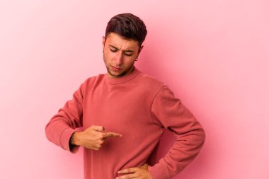 Sarı arka planda karaciğer ağrısı ve karın ağrısı olan dövmeli beyaz bir genç..