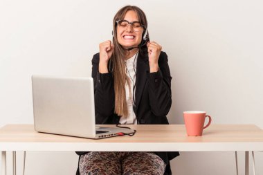 Beyaz arka planda izole bir şekilde seyahat eden, mutlu ve başarılı hisseden beyaz bir kadın. Zafer konsepti.