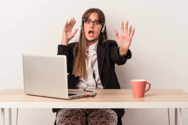 Beyaz arka planda izole bir şekilde seyahat eden beyaz tenli genç bir kadın yakın bir tehlike nedeniyle şoka uğruyor.