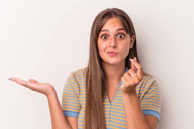 Beyaz arka planda izole edilmiş beyaz bir kadın parasız olduğunu gösteriyor..