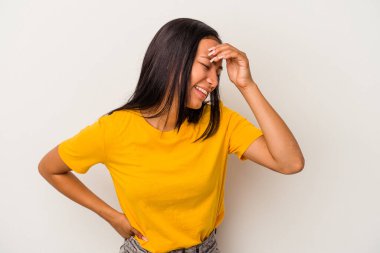 Beyaz arka planda izole edilmiş genç Latin bir kadın neşeli bir şekilde gülüyor. Mutluluk kavramı.