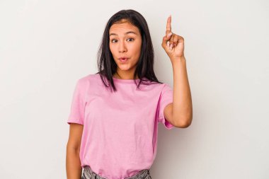 Beyaz arka planda soyutlanmış genç Latin bir kadının harika bir fikri var, yaratıcılık kavramı..