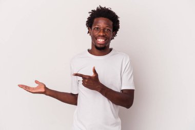 Beyaz arka planda izole edilmiş genç Afro-Amerikalı adam Palm 'da bir fotokopi alanı tutarken heyecanlı..