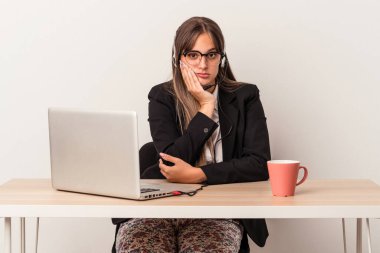 Beyaz arka planda yalnız başına seyahat eden, sıkılmış, yorgun ve dinlenmeye ihtiyacı olan beyaz bir kadın..