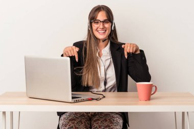 Beyaz arka planda izole bir şekilde seyahat eden beyaz tenli genç bir kadın, parmakları aşağıda, olumlu bir his..