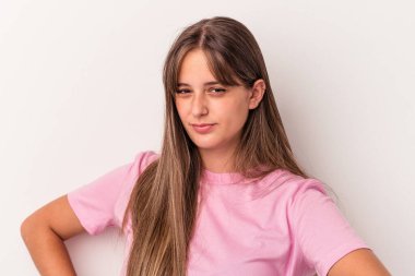 Beyaz arka planda izole edilmiş, hoşnutsuzca kaşlarını çatmış, kollarını kavuşturmuş genç beyaz bir kadın..