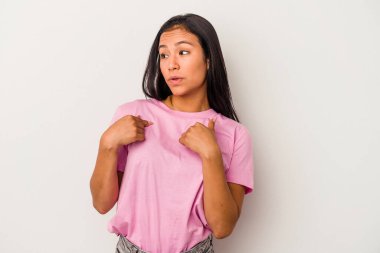 Beyaz arka planda izole edilmiş genç Latin kadın parmağını gösterip geniş bir gülümsemeyle şaşırdı..