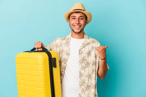 Young Caucasian Man Going Travel Isolated Blue Background Smiling Raising — Stock Photo, Image