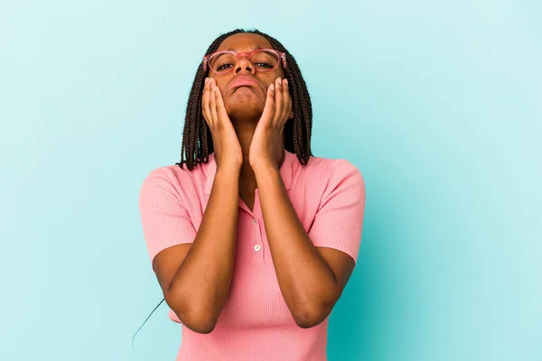 Joven Mujer Afroamericana Aislada Sobre Fondo Azul Lloriqueando Llorando Desconsoladamente — Foto de Stock