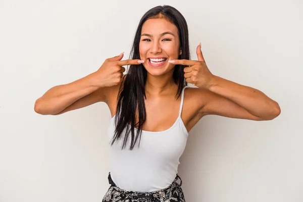 Beyaz Arka Planda Izole Edilmiş Genç Latin Kadın Gülümsüyor Parmaklarını — Stok fotoğraf