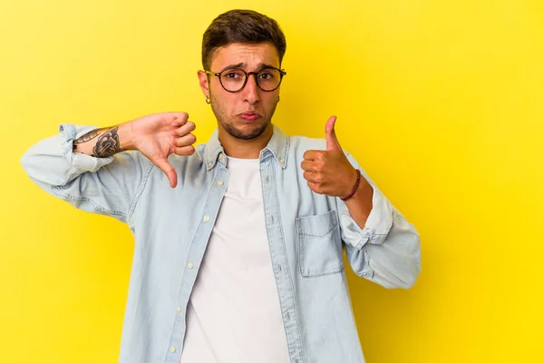Young Caucasian Man Tattoos Isolated Yellow Background Showing Thumbs Thumbs — 스톡 사진