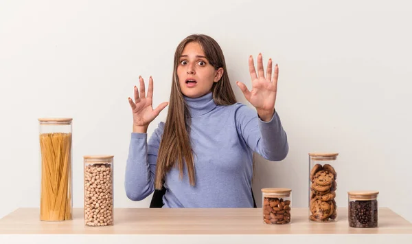 Jovem Caucasiana Sentada Uma Mesa Com Panela Comida Isolada Fundo — Fotografia de Stock