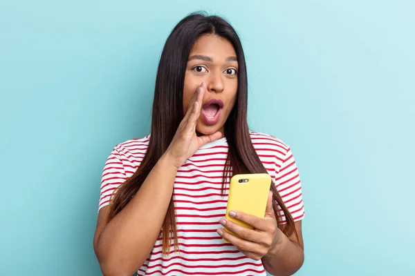 Jeune Femme Vénézuélienne Tenant Téléphone Portable Isolé Sur Fond Bleu — Photo