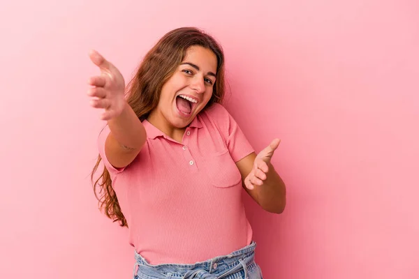 Joven Mujer Caucásica Aislada Sobre Fondo Rosa Siente Segura Dando — Foto de Stock